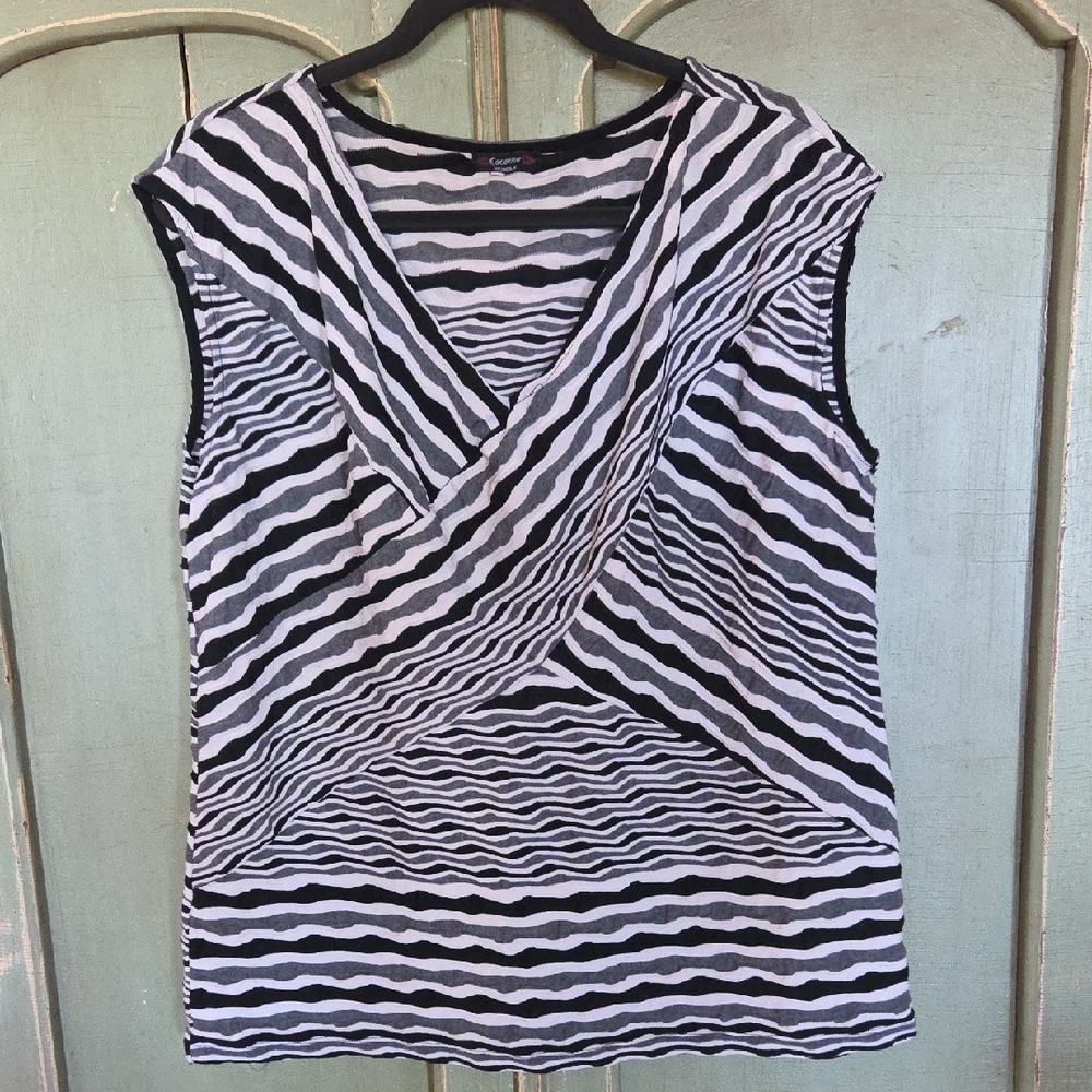 Cocomo Black and White Wave Pattern Blouse